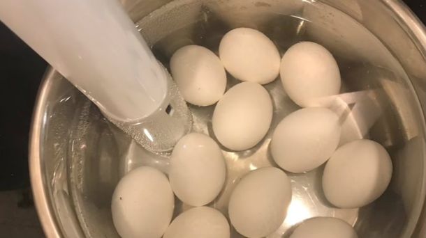 ¿Te animás a probar esta técnica para pelar huevos duros?