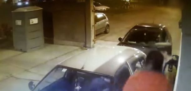 Le pegó un cabezazo a un oficial y quedó grabado por una cámara de seguridad