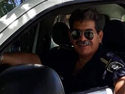 Un policía retirado que trabajaba como repartidor está grave tras ser baleado