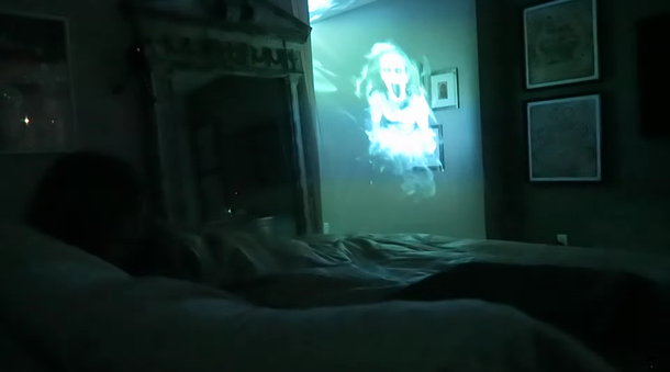 Una broma terrorífica: Crea el holograma de un fantasma para asustar a su novia