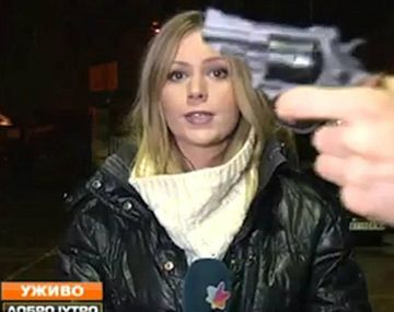 Amenazan a una reportera en cámara