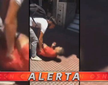 VIDEO: Brutal pelea entre adolescentes a la salida de un colegio en Córdoba