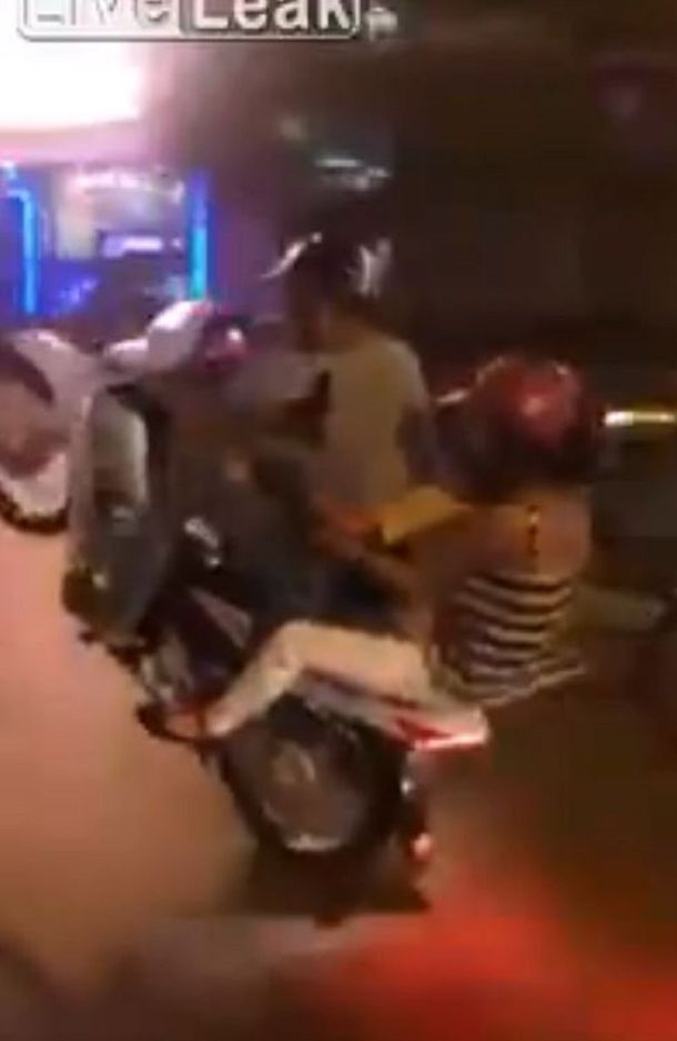 Irresponsable: hizo willy en la moto con su mujer e hijo arriba