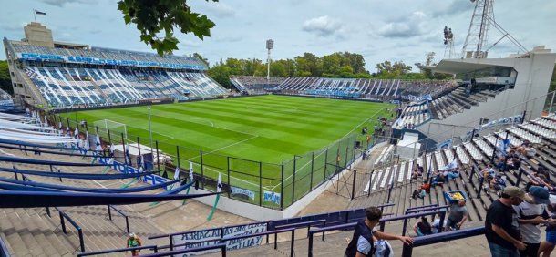 Hincha de Gimnasia cayó desde la tribuna: qué dice el parte médico