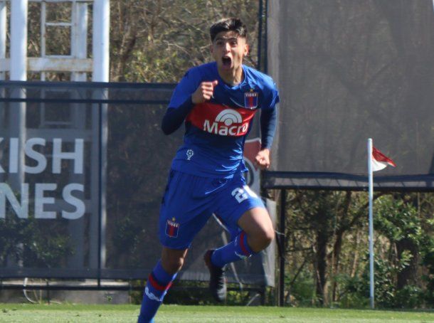 El golazo desde mitad de cancha del sobrino de Riquelme a River