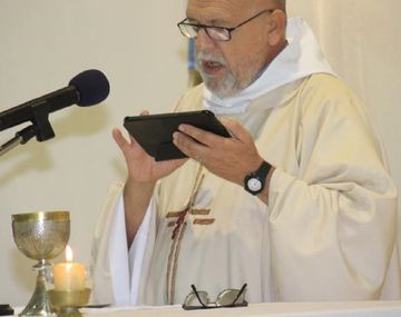 El sacerdote que da la misa con una tablet
