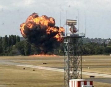 Tragedia: un avión se estrelló tras despegar del aeropuerto en Londres