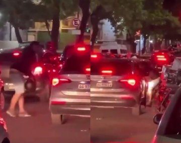 Video: un motociclista y el conductor de un auto