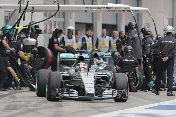 Hamilton logró la pole position y arrancará primero en Austria