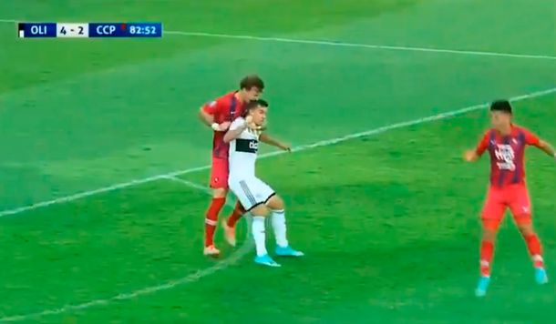 Fernando Amorebieta fue expulsado por morderle la cabeza a un rival en el clásico entre Olimpia y Cerro Porteño