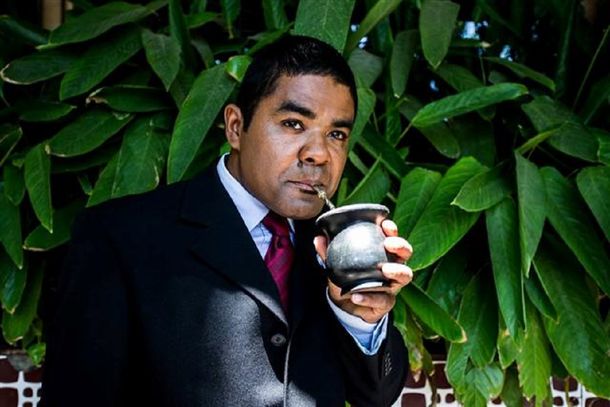 Conocé a Obaca, el hombre que empapeló la Ciudad y busca ser presidente negro de la Argentina