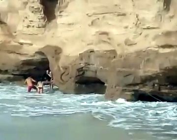 Rescataron a un perro que quedó atrapado entre un acantilado y el mar