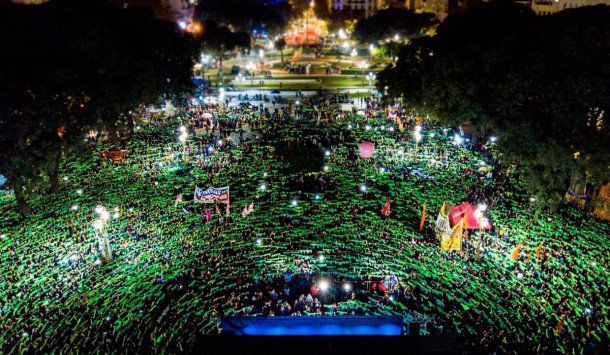 Miles de mujeres se manifestaron a favor de la legalización del aborto