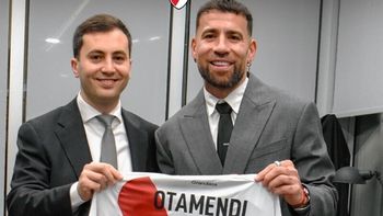 Stéfano Di Carlo y Nicolás Otamendi posan con la camiseta de River. Stéfano Di Carlo y Nicolás Otamendi posan con la camiseta de River.