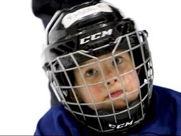 La tierna práctica de hockey sobre hielo de un nene de 4 años que se viralizó