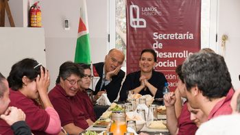 junto a michetti, grindetti visito un centro de dia en remedios de escalada junto a michetti, grindetti visito un centro de dia en remedios de escalada
