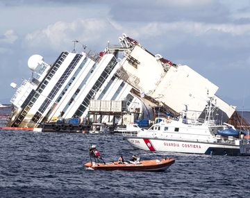 Murió un buzo español que trabajaba para remolcar el crucero Costa Concordia