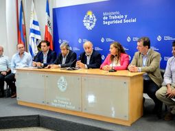 Pablo Mieres, ministro de Trabajo y Seguridad Social, anticipó un crecimiento del poder adquisitivo de los salarios para 2024. Pablo Mieres, ministro de Trabajo y Seguridad Social, anticipó un crecimiento del poder adquisitivo de los salarios para 2024.