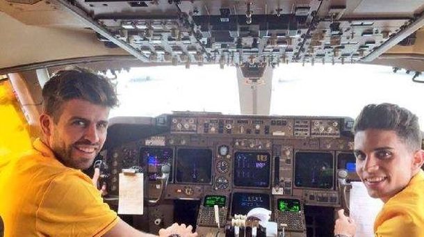 A lo Vicky Xipolitakis: jugadores del Barcelona pilotearon un avión