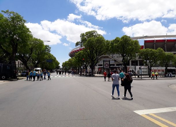 Restricción a barras, puertas adicionales y anillos de chequeo: los detalles del operativo en el Monumental
