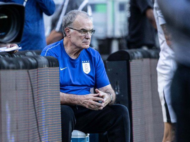 Marcelo Bielsa fue suspendido y no podrá dirigir en Uruguay ante Estados Unidos