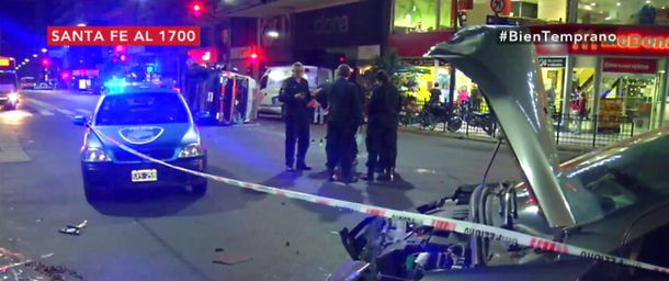 Recoleta: una ambulancia chocó contra un auto y volcó