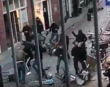 VIDEO: Batalla campal entre hinchas en Holanda
