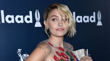 La modelo se suma a la tendencia de axilas peludas La modelo se suma a la tendencia de axilas peludas