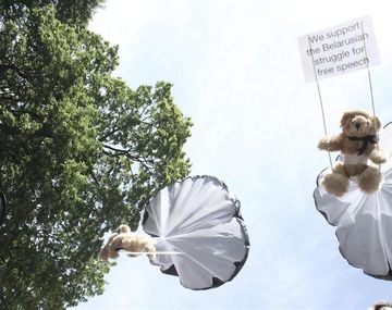 Combaten a la única dictadura europea con ositos de peluche
