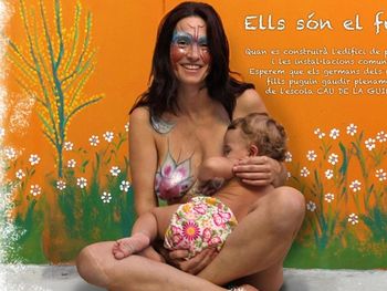 Posan desnudos para mejorar la educación de sus hijos