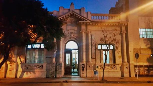 El alumno acusado de pegarle a su profesora se defiende: Fue alguien encapuchado