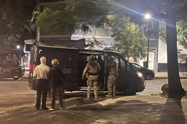 Tensión en Villa Urquiza: redujeron con una pistola Taser al hombre se atrincheró en su casa tras amenazar vecinos