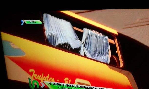 La 12 apedreó un micro que resultó ser el de Boca