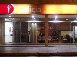 robo a un banco en caseros: se llevan al menos 400 mil pesos de los cajeros robo a un banco en caseros: se llevan al menos 400 mil pesos de los cajeros