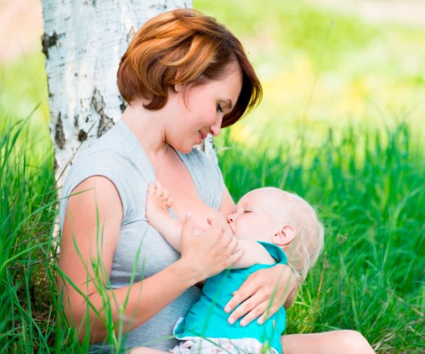 Un juez le prohibió a una madre amamantar a su hijo porque se hizo un tatuaje