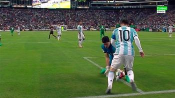 paso por las manos y los pies: mira el terrible cano de messi al arquero boliviano paso por las manos y los pies: mira el terrible cano de messi al arquero boliviano