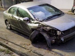 Balvanera: un auto se incrustó en un camión estacionado y dejó dos personas heridas