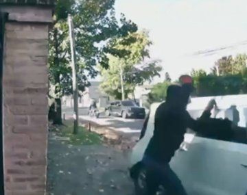 Le robaron el celular en La Paternal y fueron a asaltarla a su casa en San Isidro