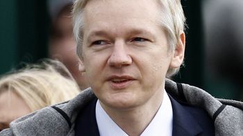 assange se podria entregar a la policia britanica este viernes assange se podria entregar a la policia britanica este viernes