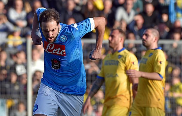 Higuaín sigue intratable y anotó dos goles para que Nápoli sea puntero