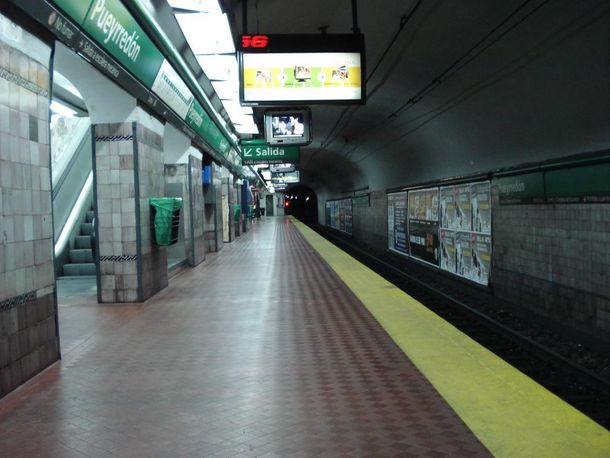Un hombre fue detenido cuando intentaba arrojar a su pareja a las vías del subte