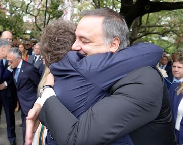 El fuerte abrazo de Javier Milei a Manuel Adorni en el acto por el Día de las Malvinas