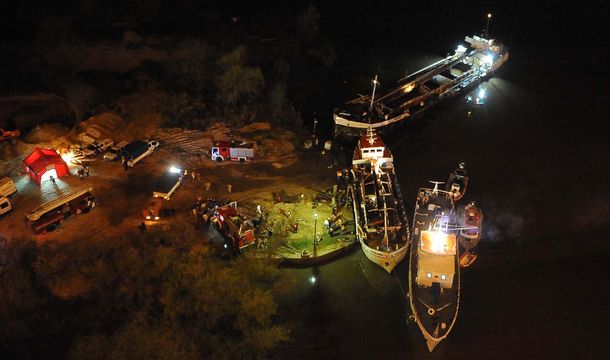 Explosiones en un barco en el río Paraná: hay dos muertos y 17 heridos