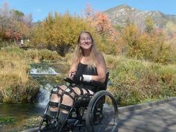 Una mujer busca que la operen para quedar parapléjica