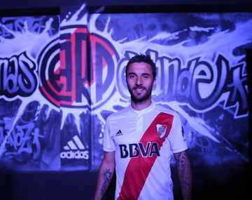 Nacho Scocco con la nueva camiseta de River