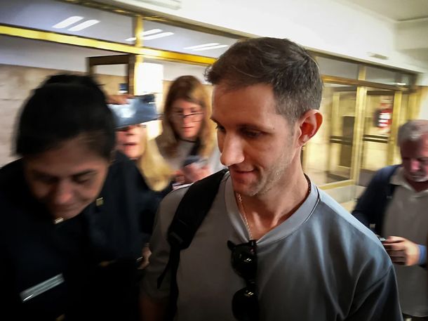 Hijastro de una de las jubiladas implicadas complicó más a Manuel Adorni: declaró un pago adicional