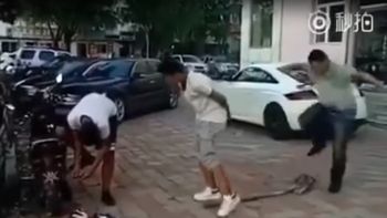 imposible no reirse: quiso golpear en los testiculos a su amigo y se partio la cabeza imposible no reirse: quiso golpear en los testiculos a su amigo y se partio la cabeza