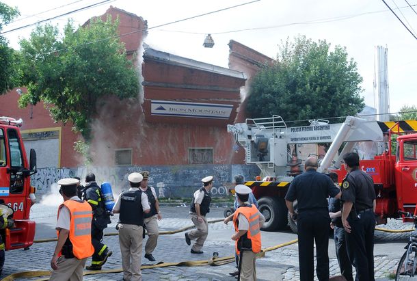 Así se derrumbó una de las paredes del depósito de Barracas