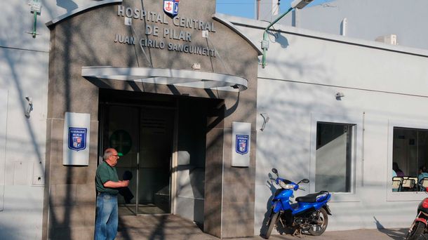 Entró con un hacha a un hospital de Pilar, provocó destrozos y lo detuvieron