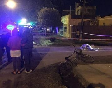 Acompañaba a su esposa a tomarse el colectivo con un machete y lo asesinaron